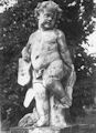 Putto na dziedzicu - Alegoria Wieczoru (dziewczyna rozwizuje sanday) - zdjcie z 1936 roku